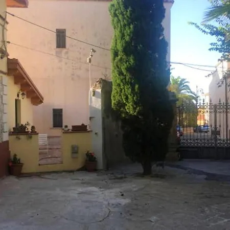 Comfy House In Crotone, Fenced Garden Nyaraló *