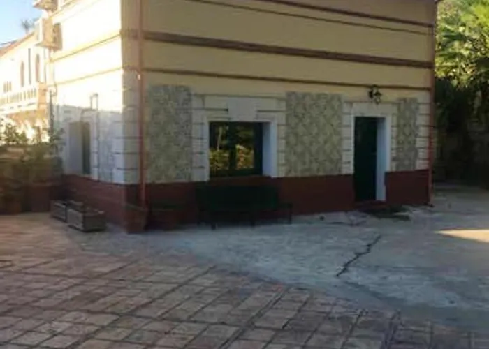 Comfy House In Crotone, Fenced Garden Nyaraló