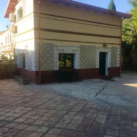 Comfy House In Crotone, Fenced Garden Дом отдыха