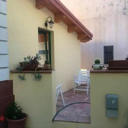 Comfy House In Crotone, Fenced Garden Prázdninový dům *