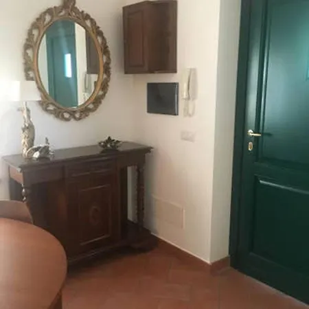 Comfy House In Crotone, Fenced Garden Vakantiehuis *