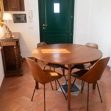 Comfy House In Crotone, Fenced Garden Vakantiehuis *