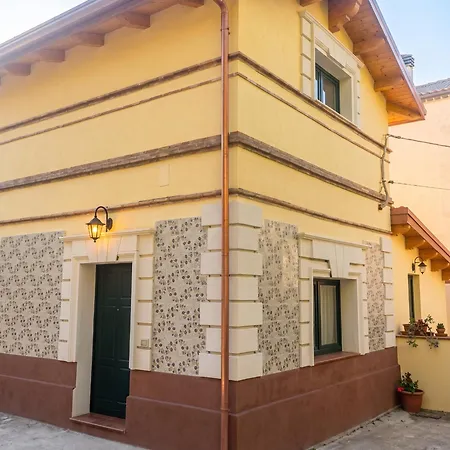 Comfy House In Crotone, Fenced Garden Vakantiehuis *