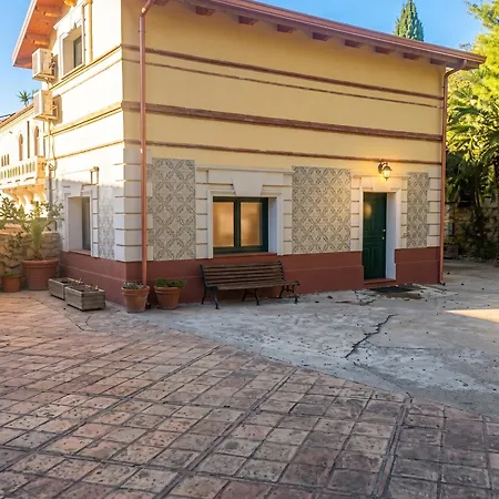 Vakantiehuis Comfy House In Crotone, Fenced Garden *