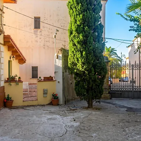 Comfy House In Crotone, Fenced Garden Vakantiehuis Crotone