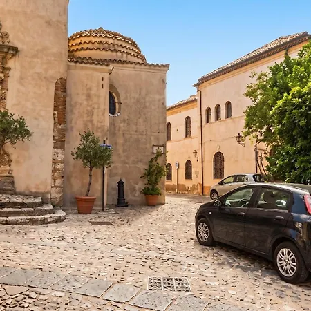 Comfy House In Crotone, Fenced Garden Crotone