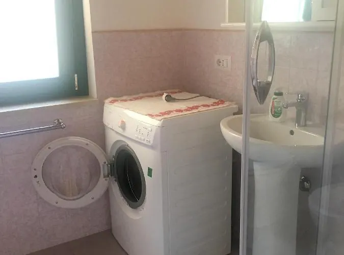 Comfy House In Crotone, Fenced Garden בית נופש